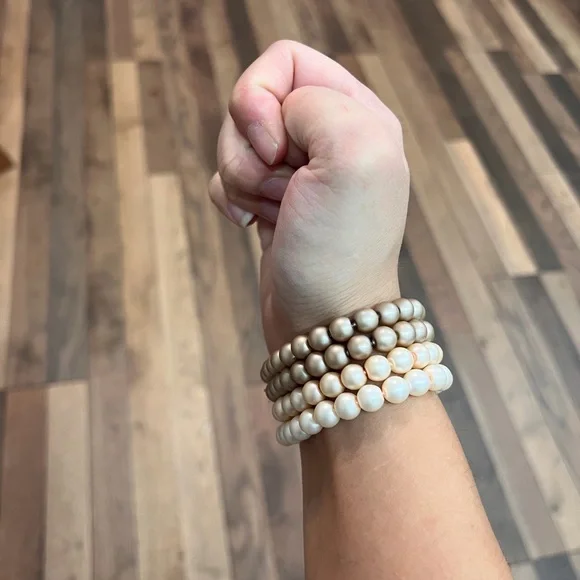 Elegant Pearl Bracelet Set - Picture 2 of 4